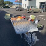 Table avec bouteilles d'eau et jus de fruits